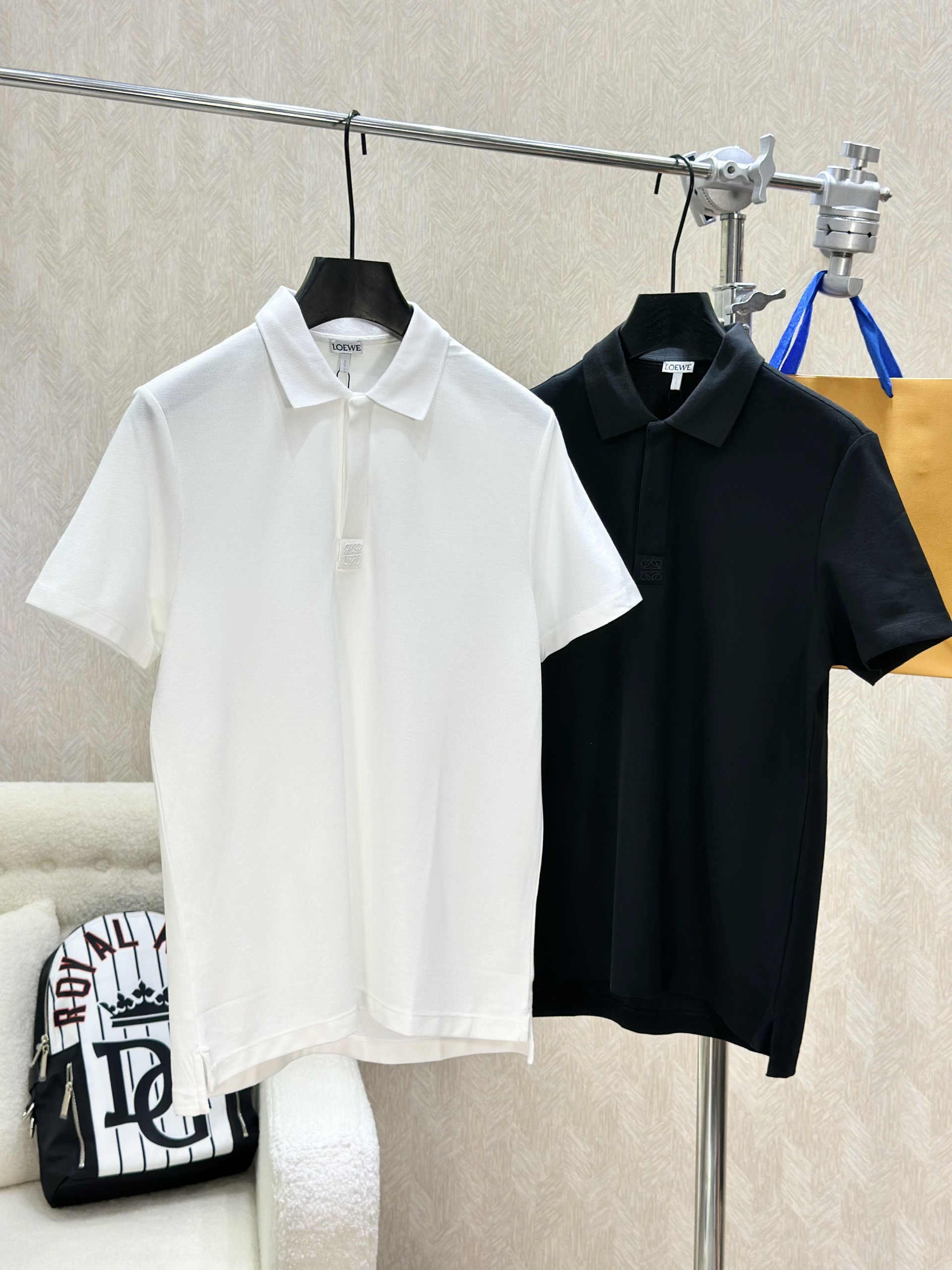 Áo polo Loewe LW trơn logo thêu cổ khuy Like Auth 1-1 on web VTN